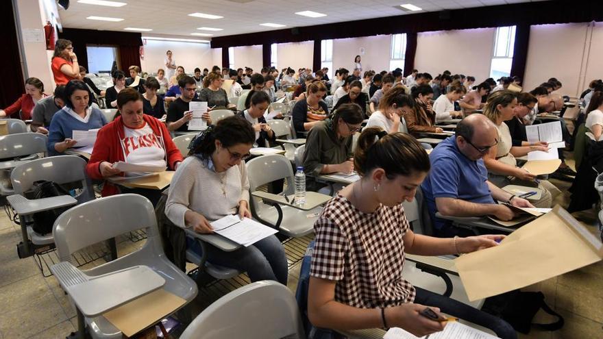 Estudiantes realizar un examen de oposición antes de la pandemia.