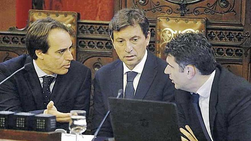 Álvaro Gijón, Mateo Isern y Julio Martínez, en un pleno de la anterior legislatura.