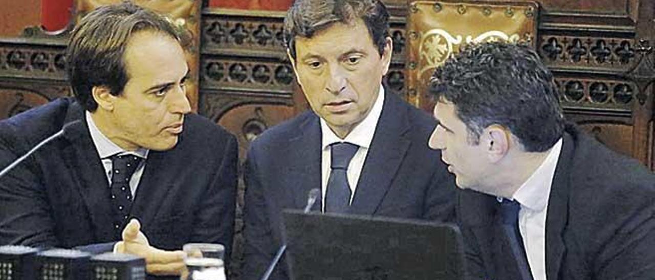 Álvaro Gijón, Mateo Isern y Julio Martínez, en un pleno de la anterior legislatura.