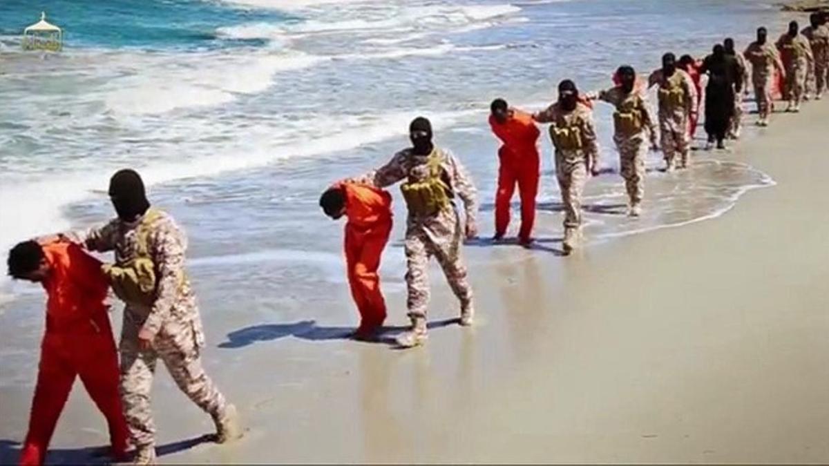 Yihadistas del EI conducen a los cristianos etíopes por una playa de Libia, en una captura del vídeo difundido por el grupo terrorista.