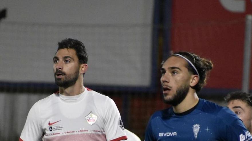 Arturo, a la izquierda, en el partido entre Sanse y Córdoba. |  // UD SANSE