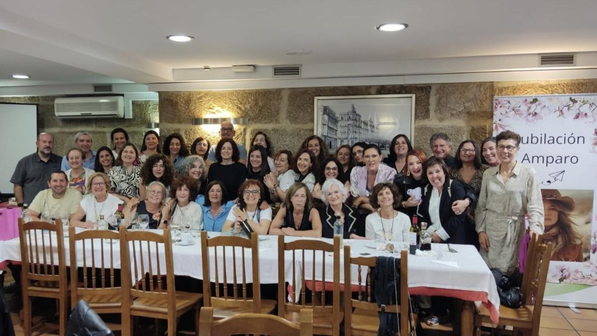 Celebración de la jubilación de Amparo Bouzó García, con amigos y allegados.