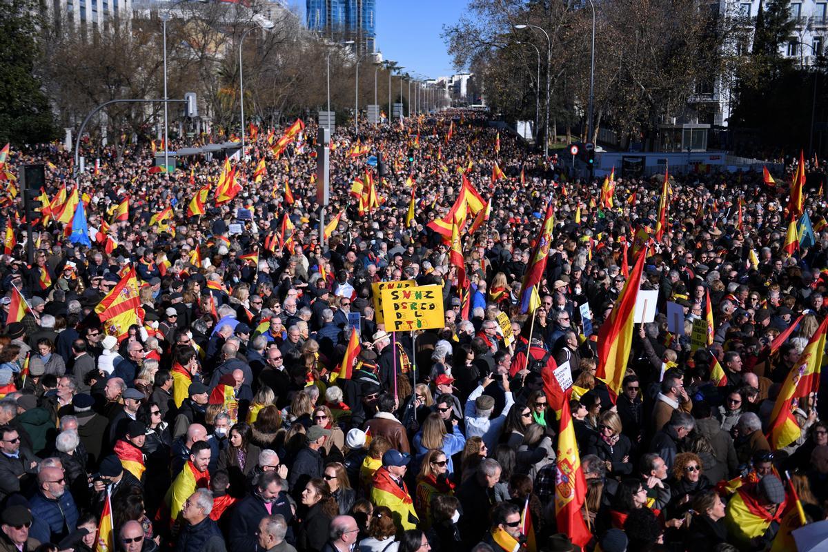 Miles de personas claman contra el Gobierno de Sánchez en Madrid | FOTOS