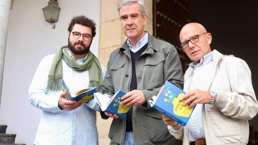 Pedro J. Plaza, José María Gala y Luis Cárdenas sostienen el nuevo libro de versos de Antonio Gala.  | MANUEL MURILLO