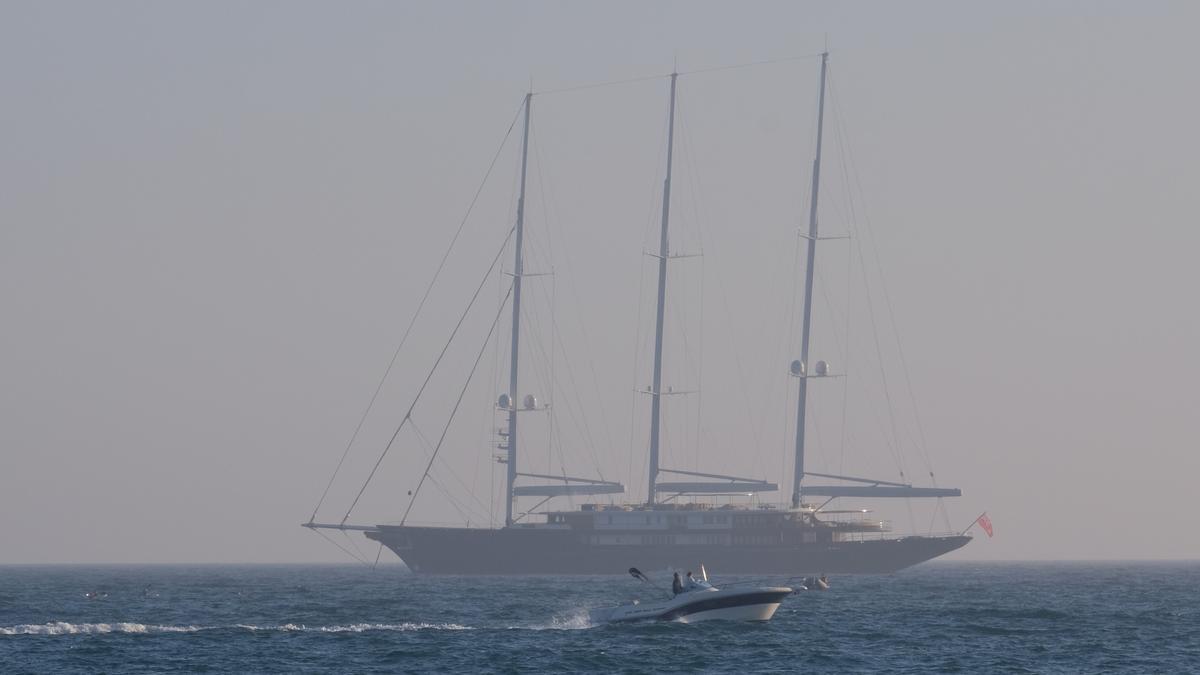 El superyate Koru, de Jeff Bezzos, fondeado en la bahía de Palma entre la calima