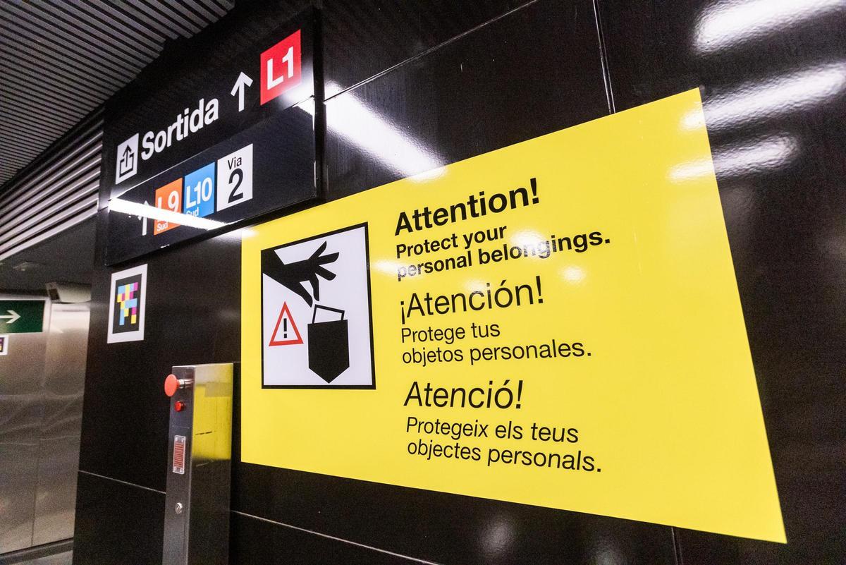 Carteles 'antihurtos' en el metro de Barcelona.