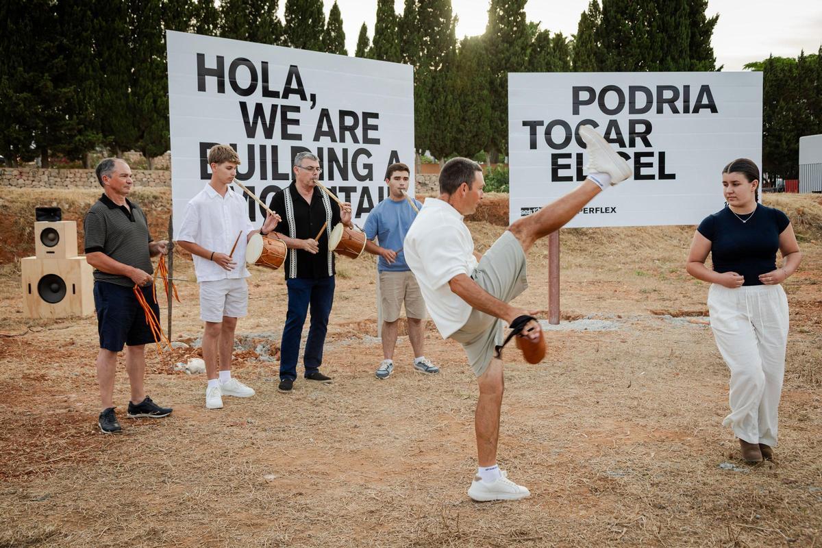 Performance con ball payés en un solar de Santa Gertrudis.