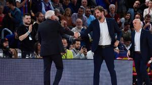 Roger Grimau y Obradovic se dan la mano tras la conclusión del partido