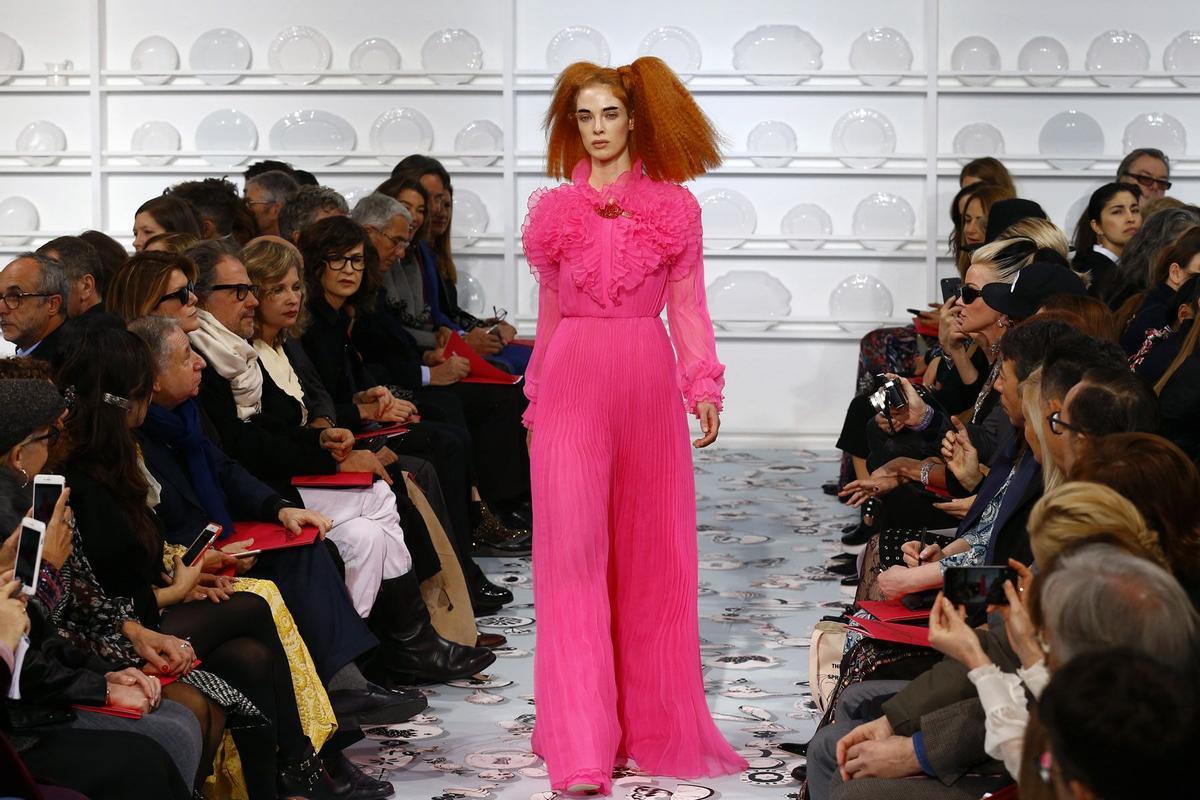 Schiaparelli Alta Costura Primavera-Verano 2016: mono en rosa flúor