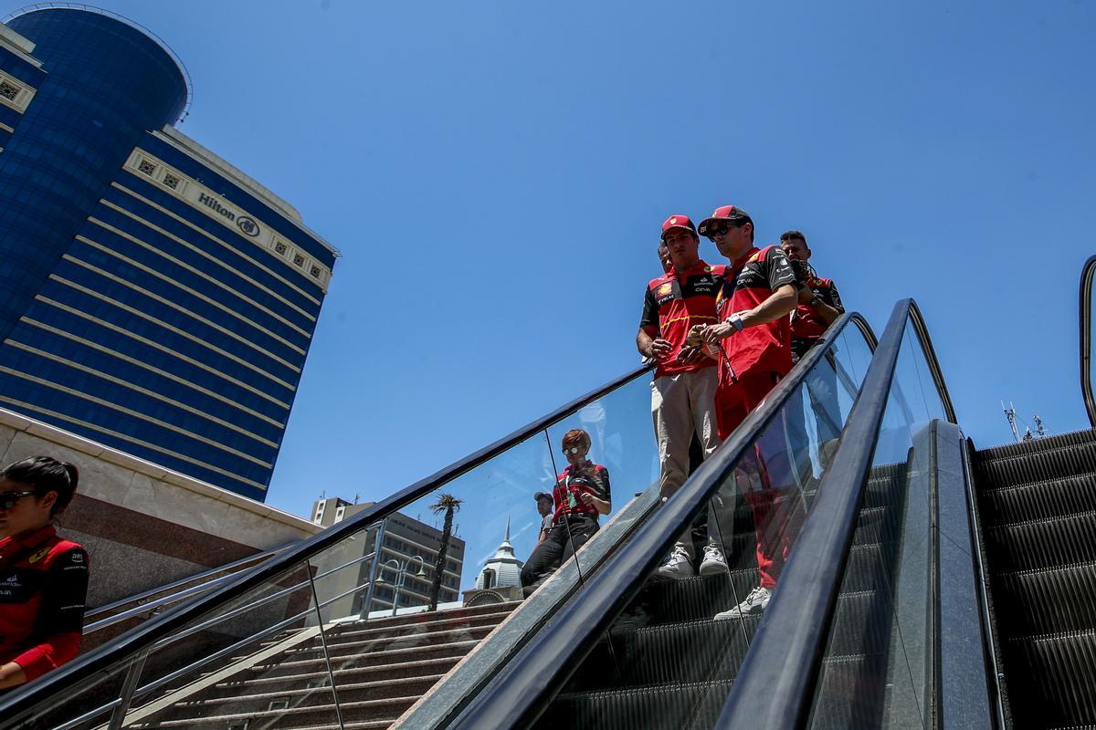 Carlos Sainz en una imagen junto a Charles Leclerc en el GP de Azerbaiyán de F1