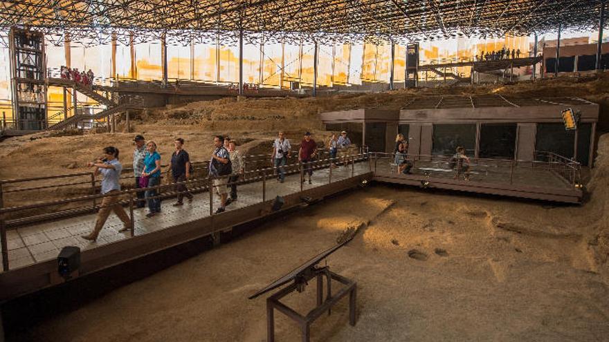 Visitantes en el Museo y Parque Arqueológico Cueva Pintada.