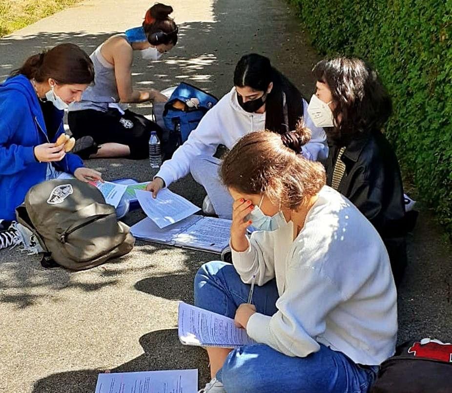 Alumnas del IES María Soliño cangués, dando el último repaso.