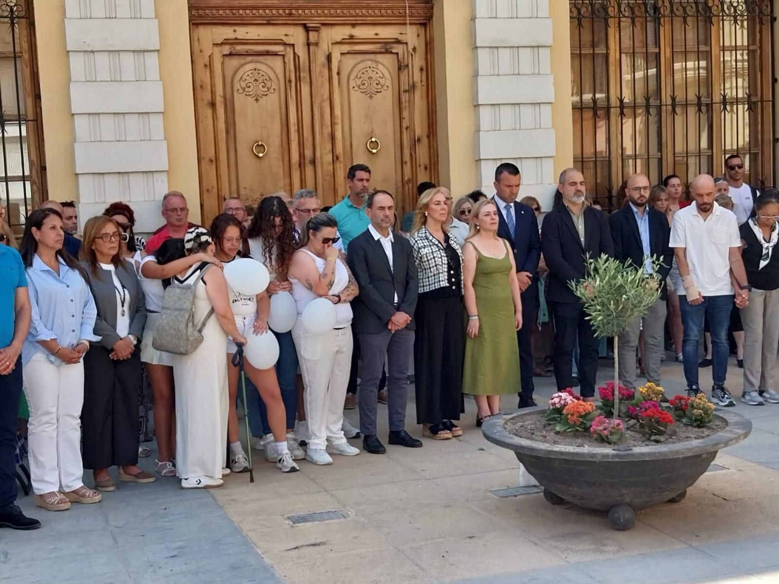 Así ha sido el minuto de silencio en Algemesí tras el doble crimen machista