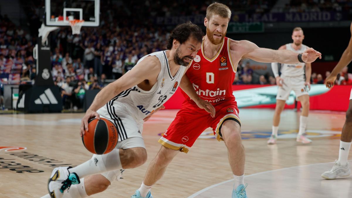 Sergio Llull y Thomas Walkup, durante el tercer partido de la eliminatoria