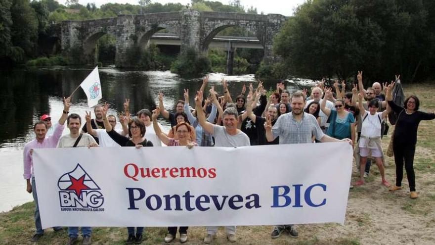 Militantes y simpatizantes del BNG, ayer, con el puente medieval de Pontevea como telón de fondo. // Bernabé/Luismy