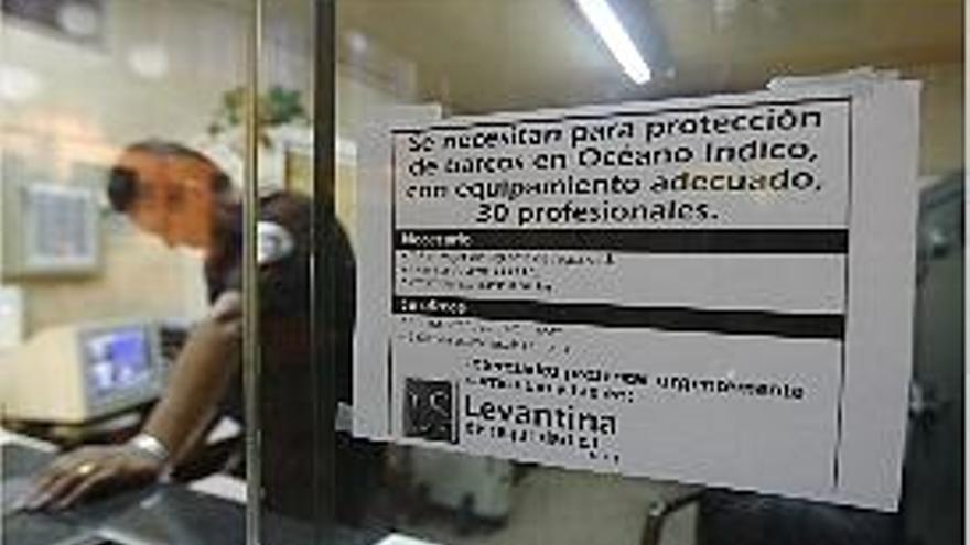 El cartel con la oferta de empleo en la Levantina, ayer.