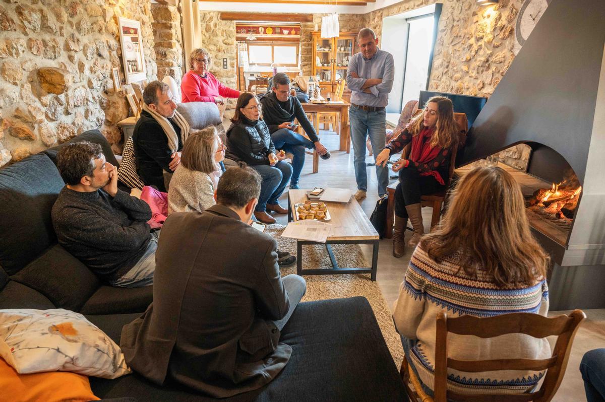 Isaura Navarro y Carles Mulet se ha reunido en les Coves con miembros de la asociación Nostra Terra.