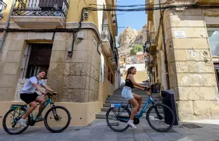 Los turistas también descubren Alicante en bicicleta
