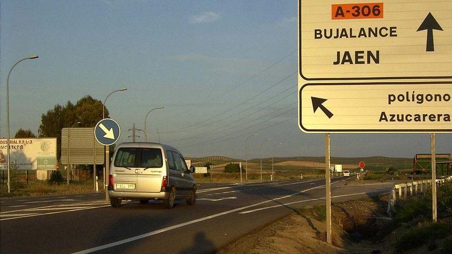 Carretera A-306 a su paso por la aldea carpeña de Maruanas.