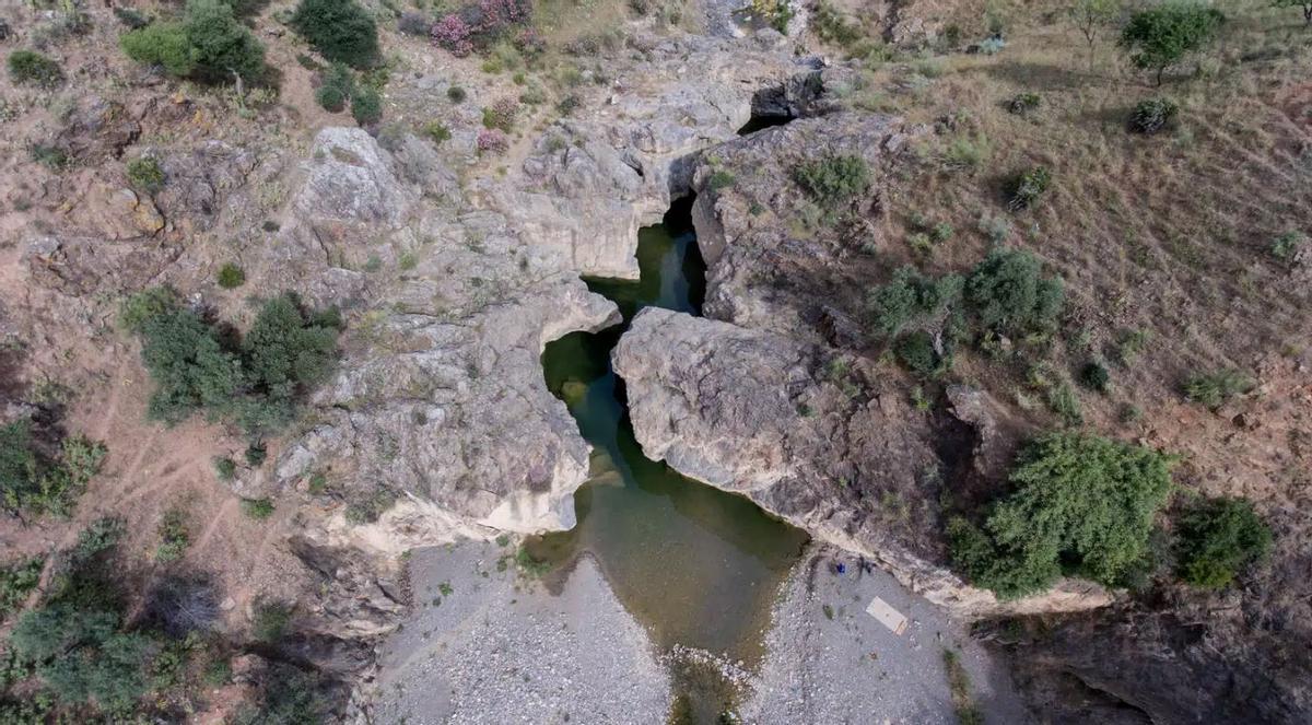 El Charco del Infierno, la piscina natural más “tenebrosa” de Málaga, rodeada de cataratas y con sus aguas sobre un cañón