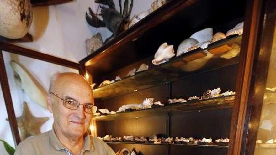 Emilio Rolán, junto a su colección personal de moluscos. // Marta G. Brea
