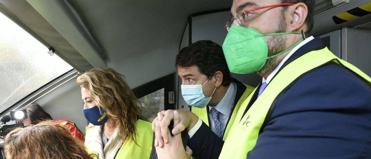 Barbón acompaña a la ministra de Trasporte y el presidente de Castilla y León durante una prueba del AVE. / MIKI LÓPEZ