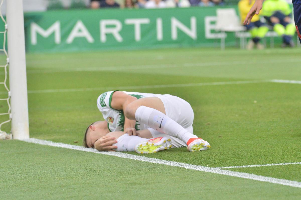 Borja Garcés tirado en el césped con sensibles muestras de dolor, tras caer lesionado en el partido del pasado sábado, frente al Sporting de Gijón