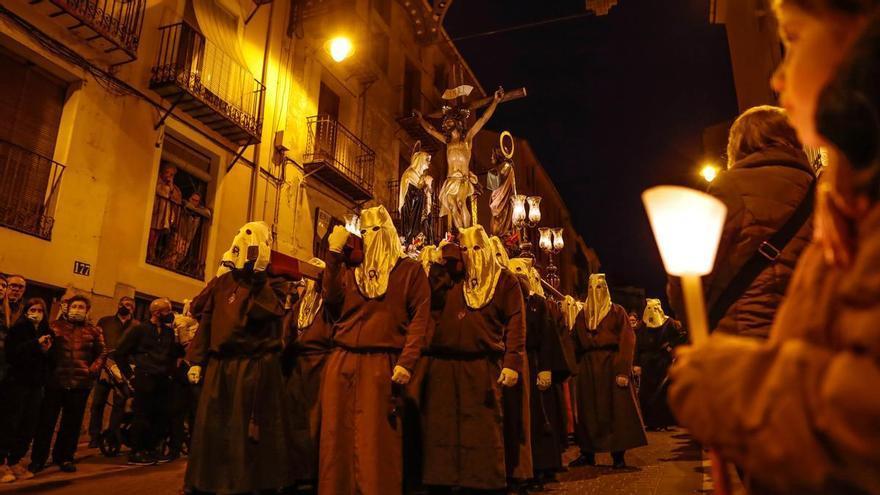 Las calles del centro de Alcoy se silencian al paso del Cristo Crucificado