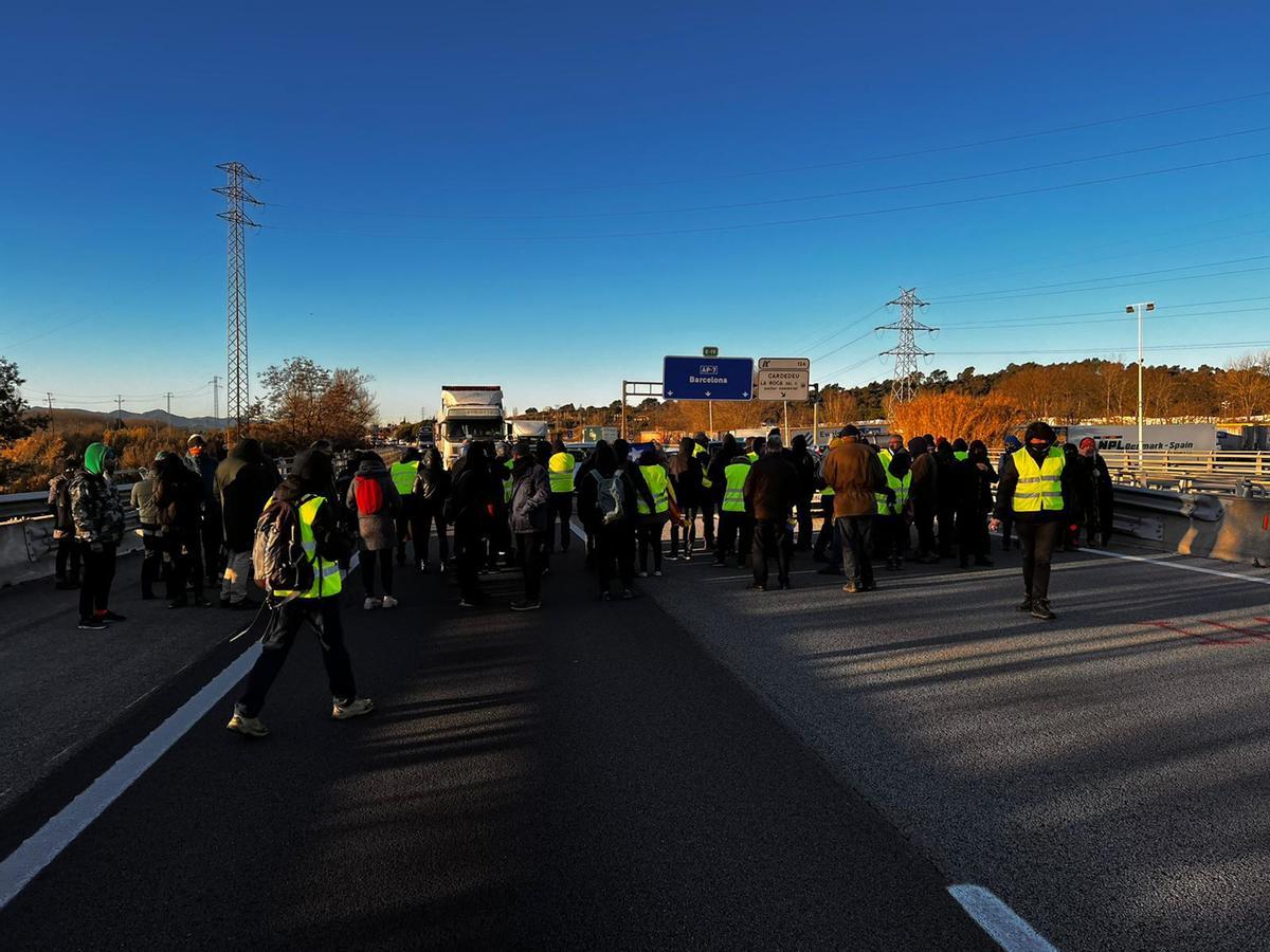 Manifestants tallant l'AP-7 en sentit nord a la Roca del Vallès