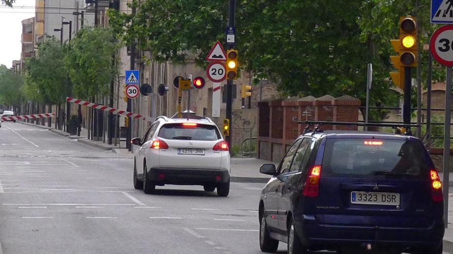 Trenquen per segona vegada el pas a nivell de Figueres