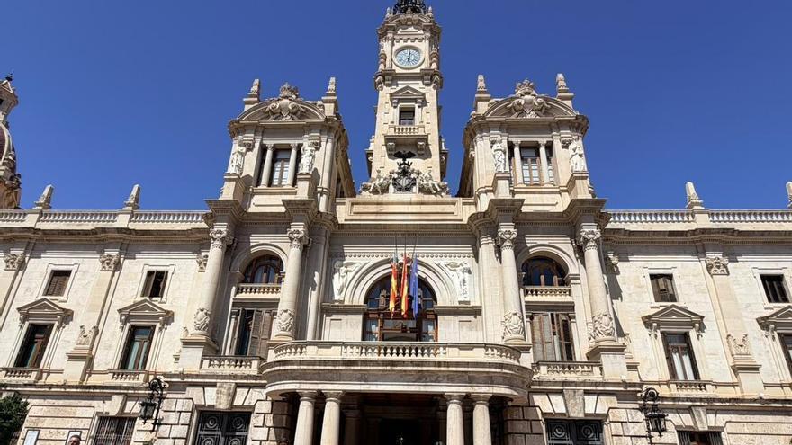 El Ayuntamiento de València también dedica un minuto de silencio a las víctimas del metro