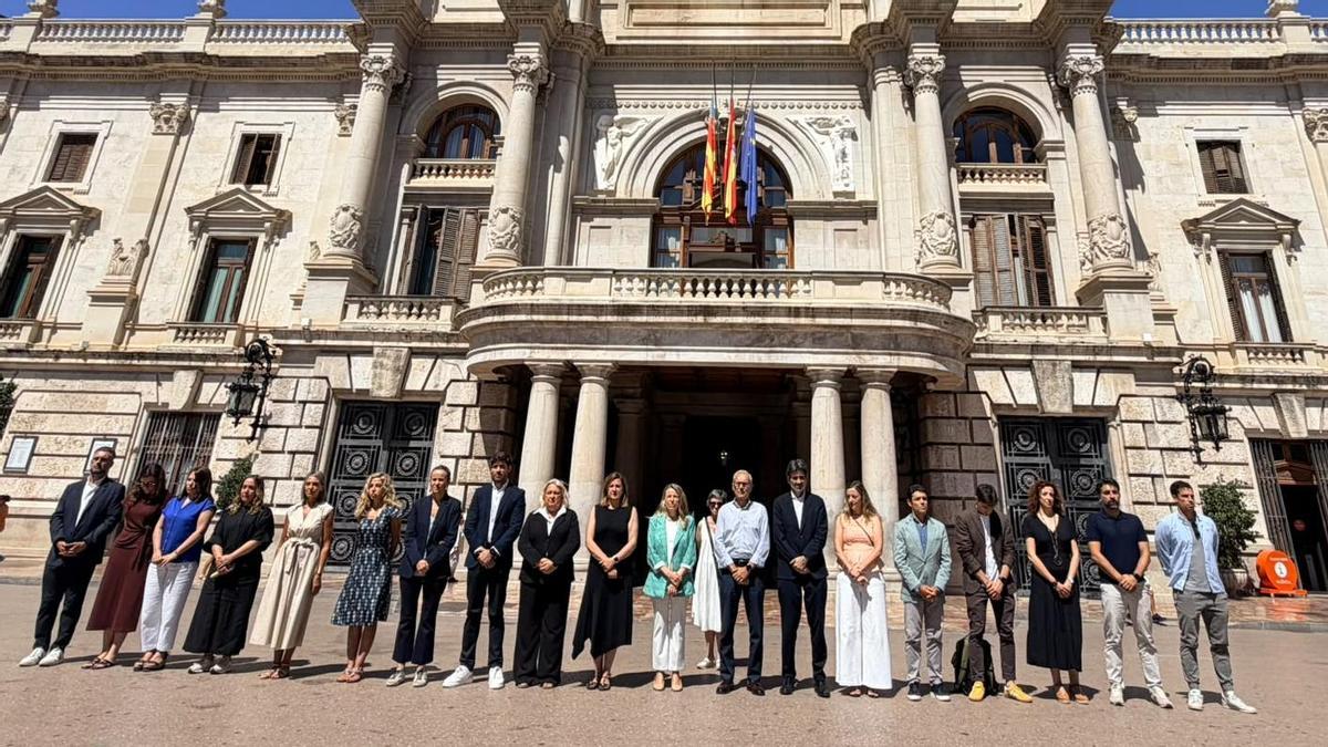 El Ayuntamiento de València también dedica un minuto de silencio a las víctimas del metro
