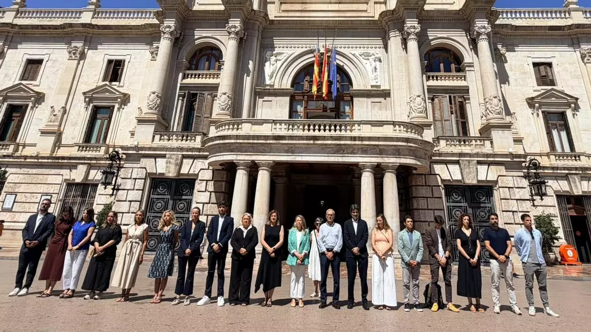 El Ayuntamiento de València también dedica un minuto de silencio a las víctimas del metro