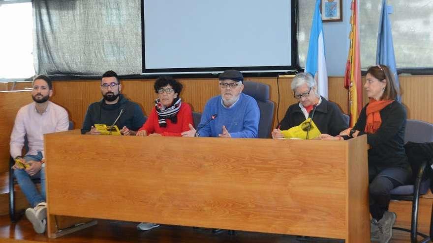 Miembros de PSOE, ASpUN, ACE y C´s, con el alcalde y la presidenta de A Voz da Sanidade, ayer. // G.Núñez