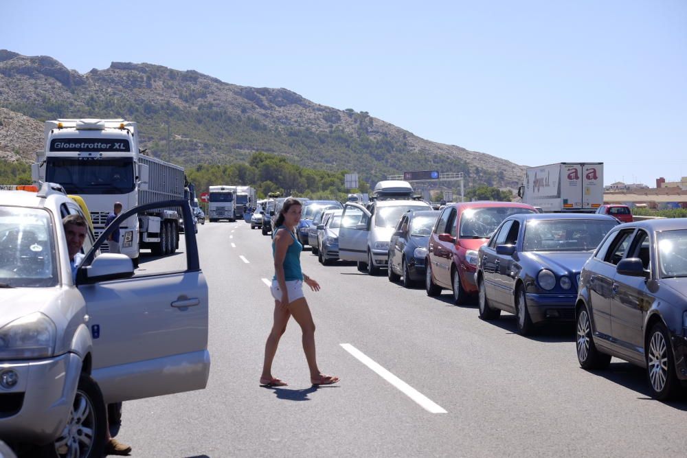 El vehículo transportaba cajas de plástico que han quedado esparcidas por el firme