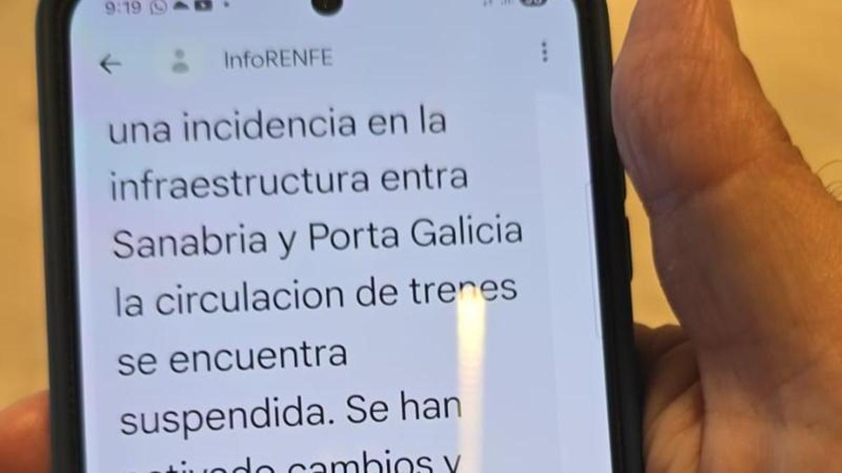 El mensaje que recibieron los usuarios afectados por la interrupción del servicio de trenes entre Galicia y Sanabria.