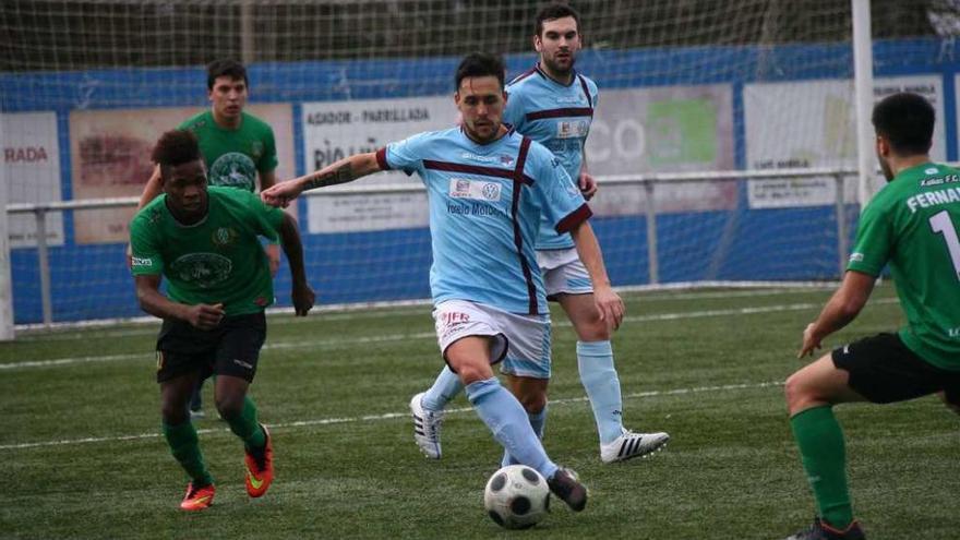 Un jugador del Estudiantil conduce el balón, ayer, rodeado de contrarios. // Bernabé/Cristina M. V.