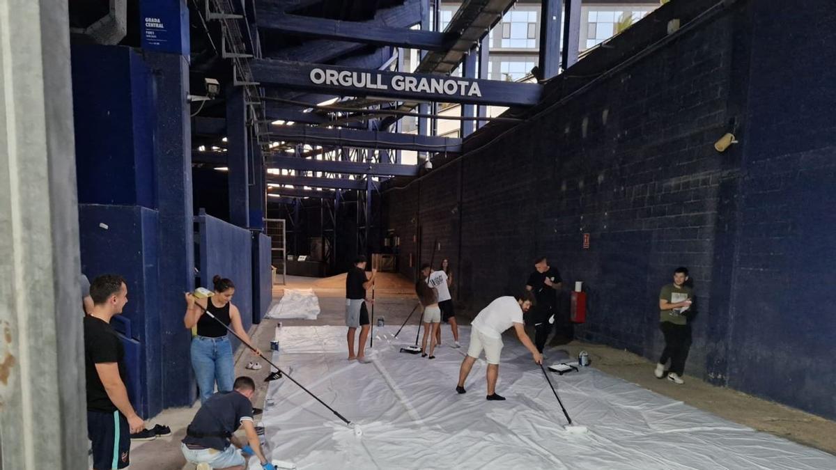 Levante Fans prepara el tifo en las gradas del Ciutat.