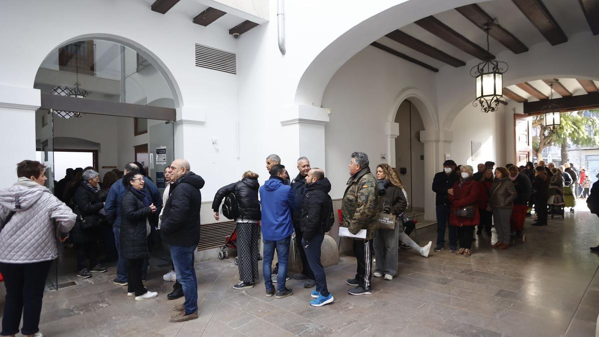 Colas en el Ayuntamiento de Catarroja por las ayudas de la Generalitat en enero.