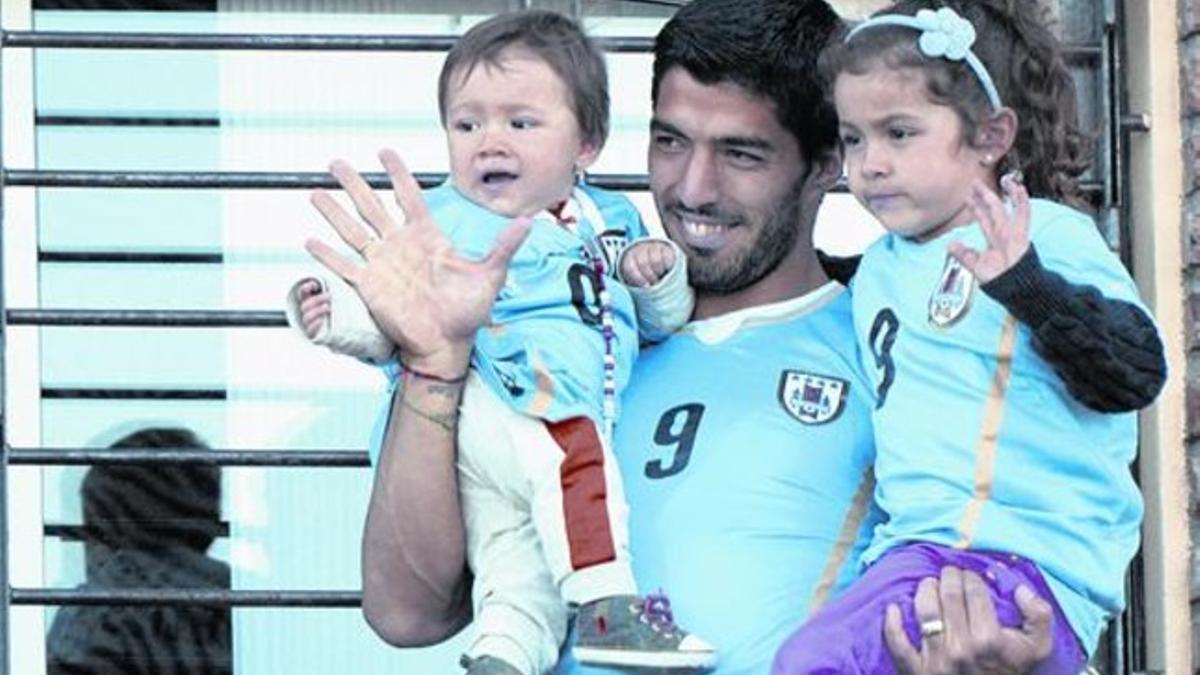 Luis Suárez saluda a la afición con sus hijos Benjamin y Delfina.