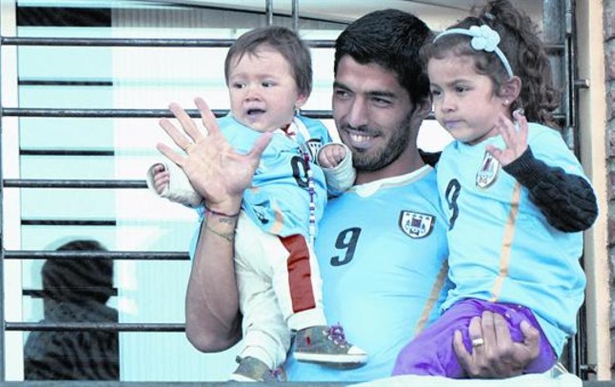 Luis Suárez saluda l’afició amb els seus fills Benjamín i Delfina. Luis Suárez saluda l’afició amb els seus fills Benjamín i Delfina.