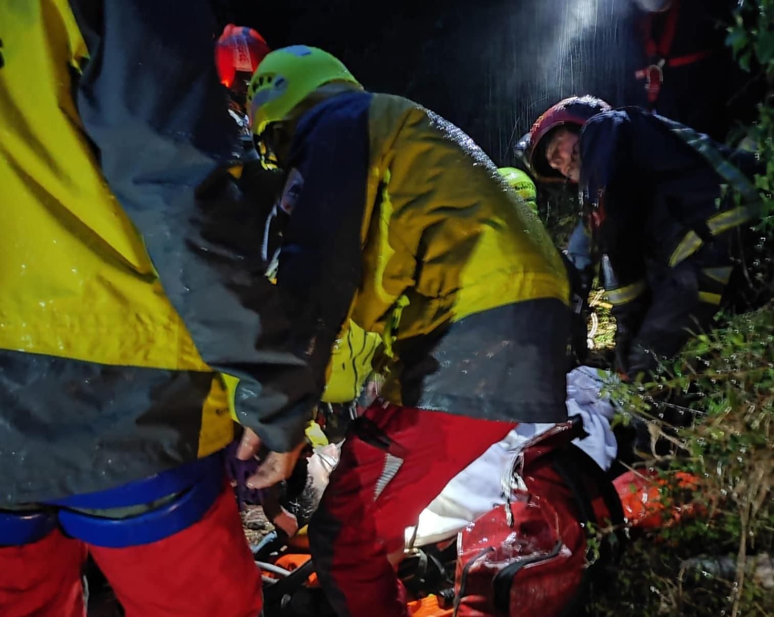 Momento en el que los bomberos sacan al joven accidentado