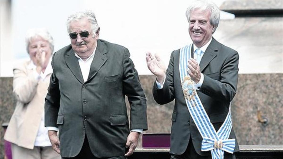 Tabaré Vázquez, ya con la banda presidencial, aplaude a José Mujica.