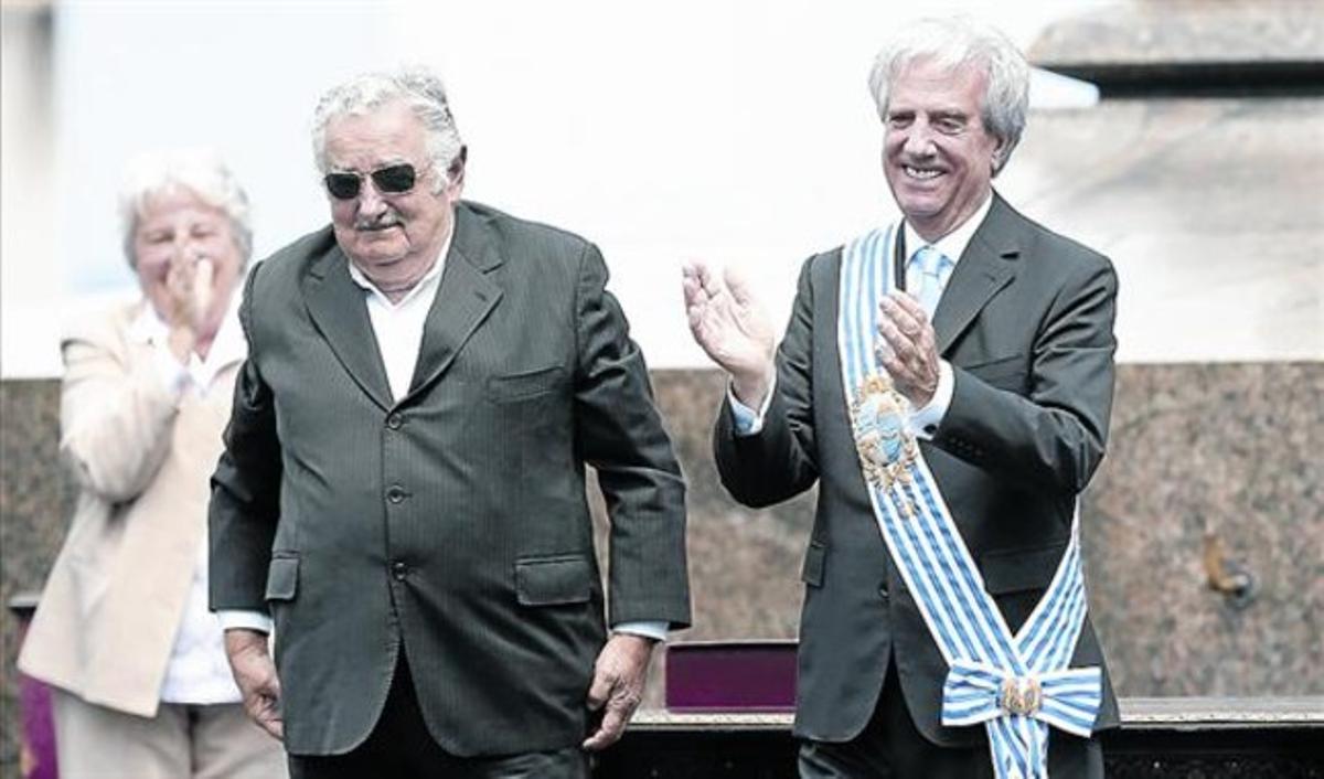 Comiat 8 Tabaré Vázquez , ja amb la banda presidencial, aplaudeix José Mujica.