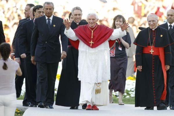 Miles de jóvenes dan la bienvenida a Madrid a Benedicto XVI