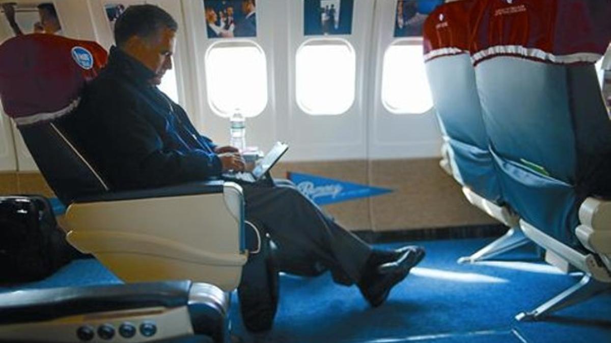 La campaña republicana 8 Mitt Romney, en un desplazamiento electoral en avión, el pasado viernes.
