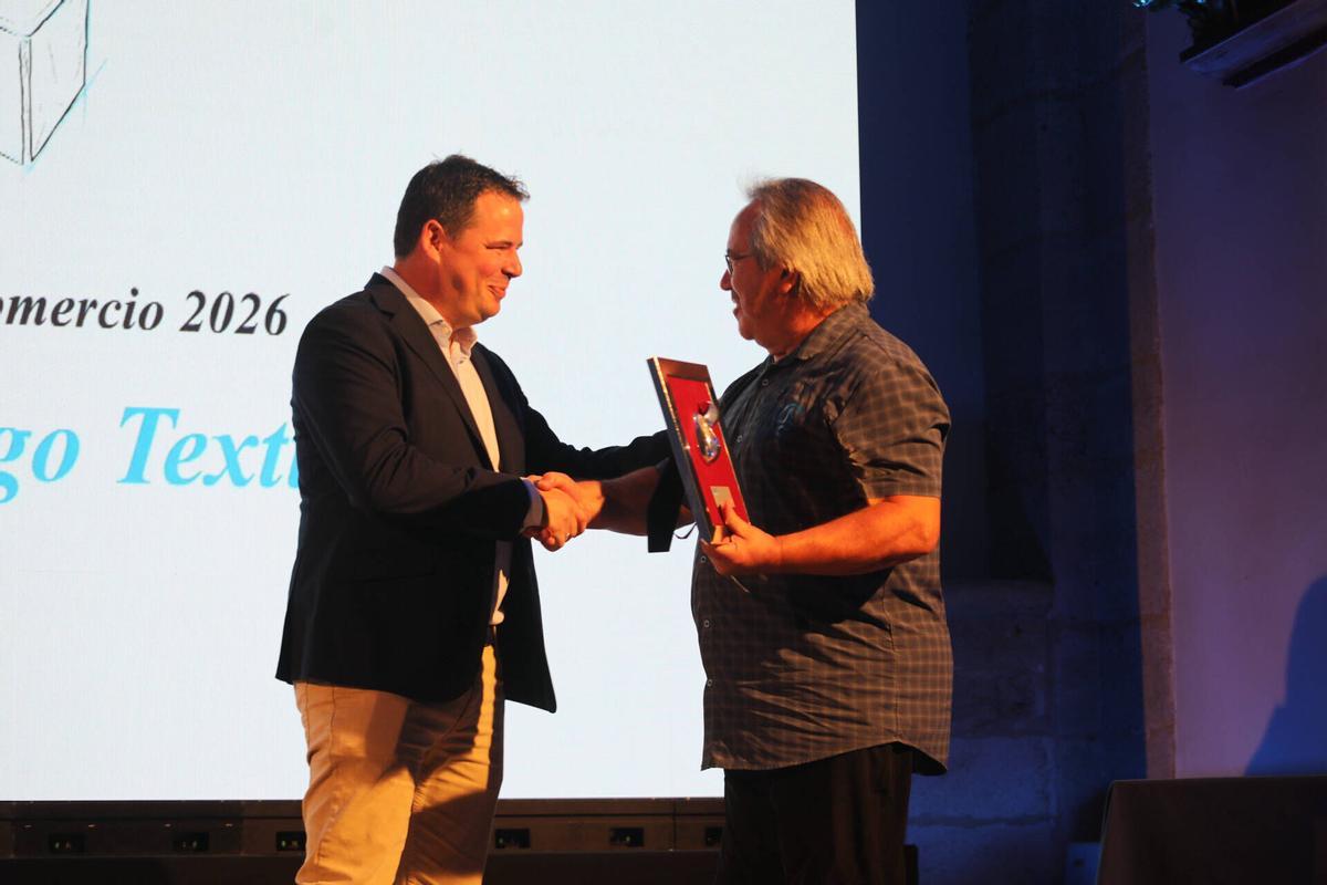 Francisco Guarido entrega el Premio CEOE Comercio 2026 a David Genicio, de Santiago Textil.