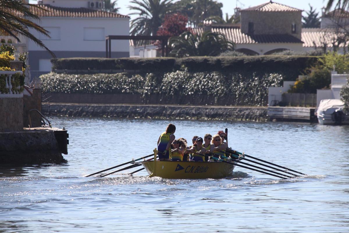 Una competició de rem en els canals d'Empuriabrava