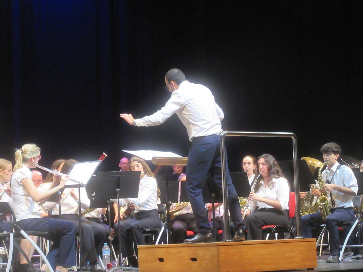 El maestro Javier López al frente de la formación de Burjassot.