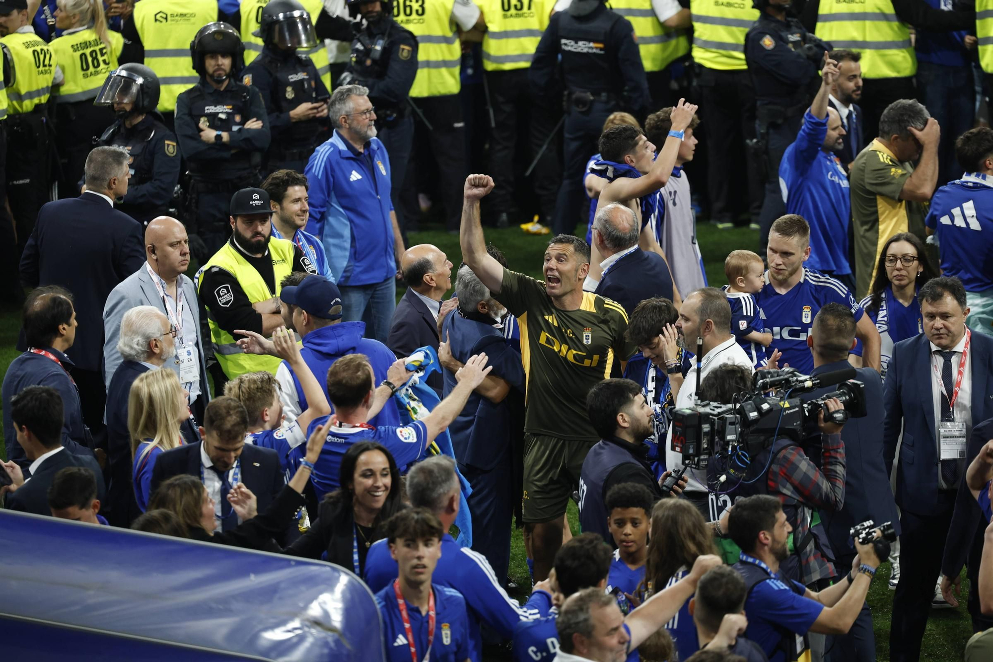 EN IMÁGENES: Así se vivió en el Carlos Tartiere la noche del ascenso del Oviedo a Primera División 24 años después
